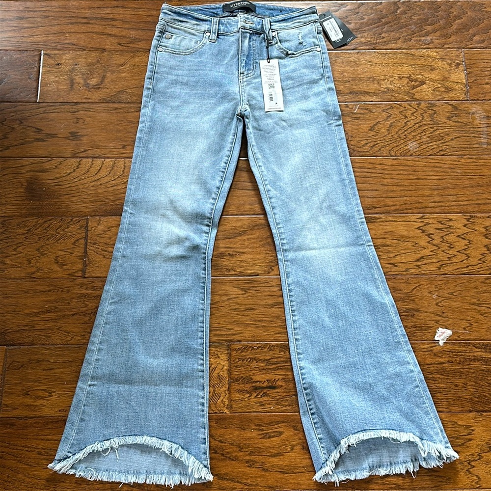 NWT Hannah flare Liverpool LA jeans. Size 2/26